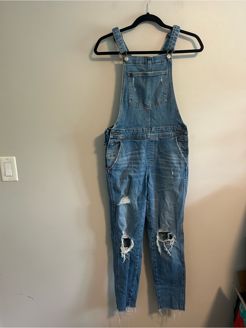 Old navy women’s 00 light wash denim Distressed knee Overalls
